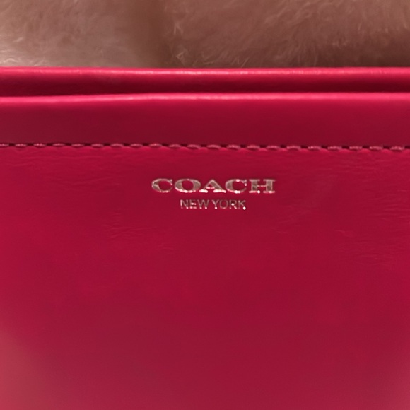 🩷COACH HOT PINK MAKEUP💄BAG. Gently used as seen. Exceptional condition. 🩷 - Picture 3 of 11